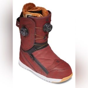 DC Brand women’s 6 snowboard boots